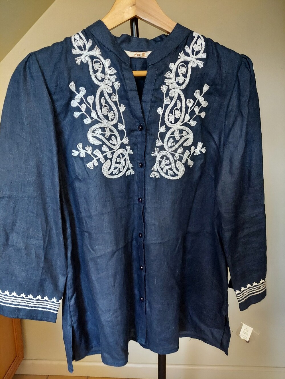 ZOE D NEW  White Embroidered Midnight Button-Front Top Blouce Sz M 100% Linen